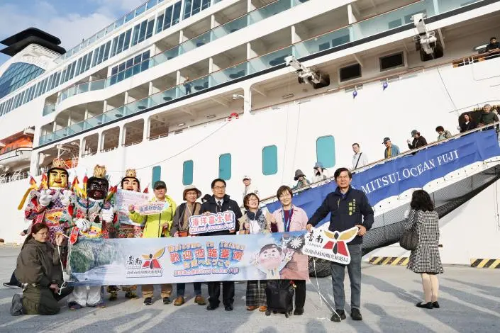 國際郵輪「海洋富士號」首航台南!黃偉哲親迎539名旅客,安平港熱鬧非凡