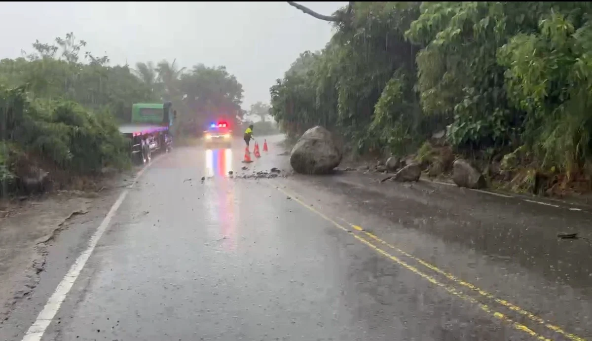 東河鄉強降雨釀巨石砸落!臺11線舊省道交通受阻 警急設交管