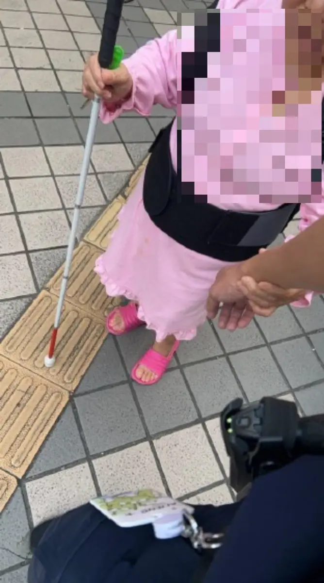 北市街頭驚險一幕!八旬失明嬤迷途徘徊,大同暖警一句話安撫人心助返家
