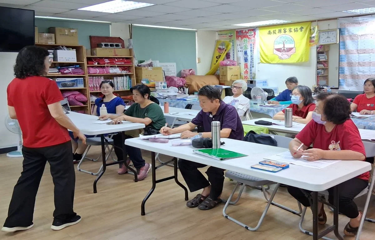南投好客文化學院「生活客語研習班」圓滿結業!學員手作柿子包直呼超有趣