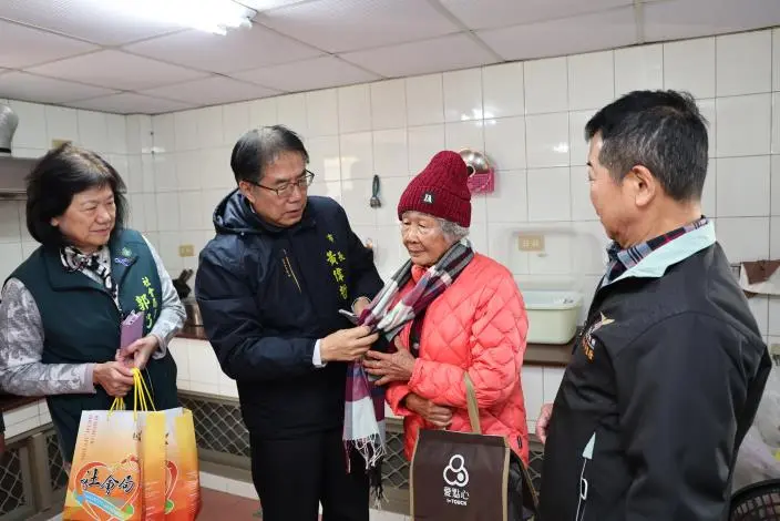 寒流來襲！台南市長黃偉哲春節前赴七股送暖，助獨居長輩安心過年