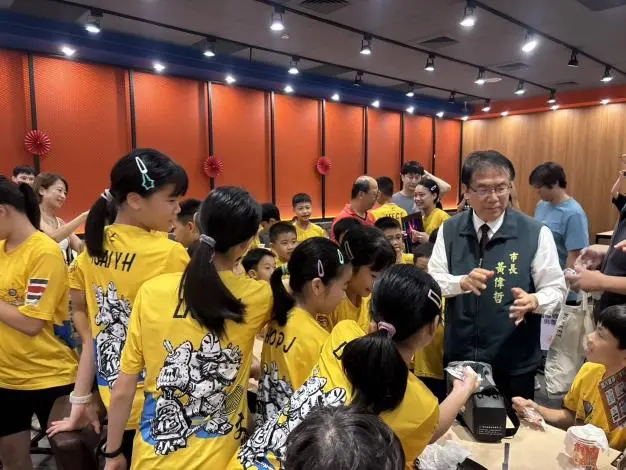 文化國小羽球隊全國賽雙冠王！黃偉哲市長兌現承諾請吃牛排慶功