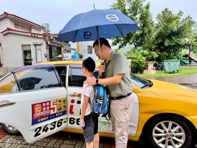 偏鄉通學守護神！台中「小黃公車」助攻跨區就讀，畢業生手寫信暖哭司機大哥