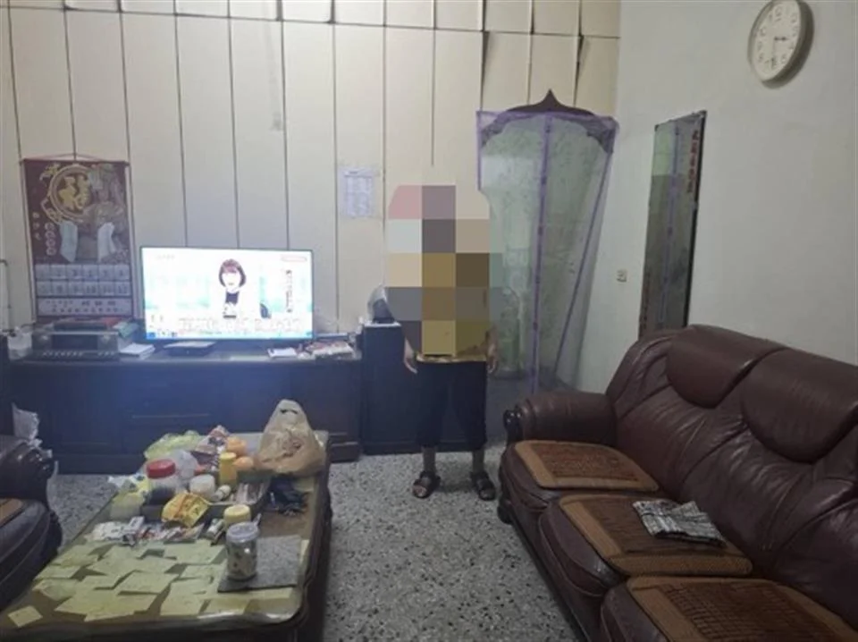 迷途婦人雨中無助呆站路中央!和美警火速查證送返家