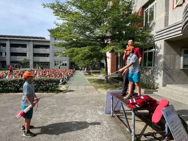 夏日戲水高峰將至!苗栗消防員前進校園,親授「叫叫伸拋划」保命口訣