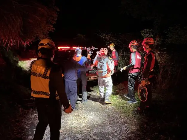 驚險！騎士墜崖大鹿林道 苗栗、新竹跨縣市聯手繩索救援