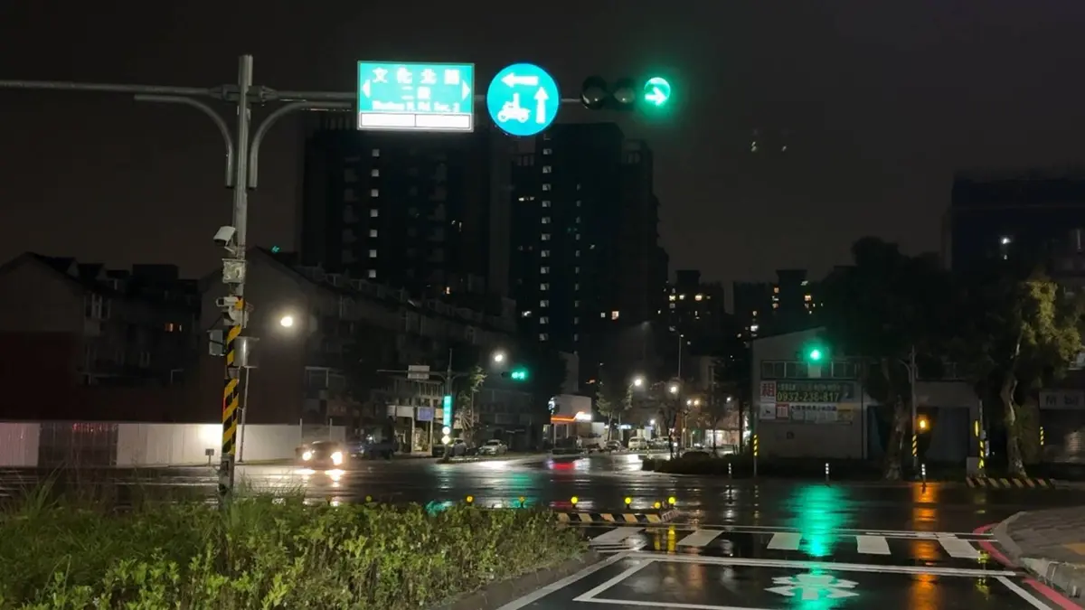 林口「迷霧驚魂」有解!文化一路率先點亮LED路名牌,夜間行車安全大升級