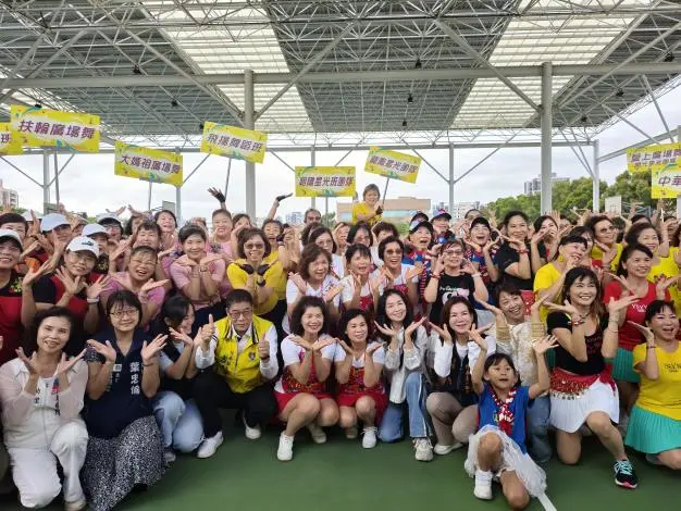 900人竹南大會舞!廣場舞展演秀擠爆運動公園,縣長夫人也來尬舞