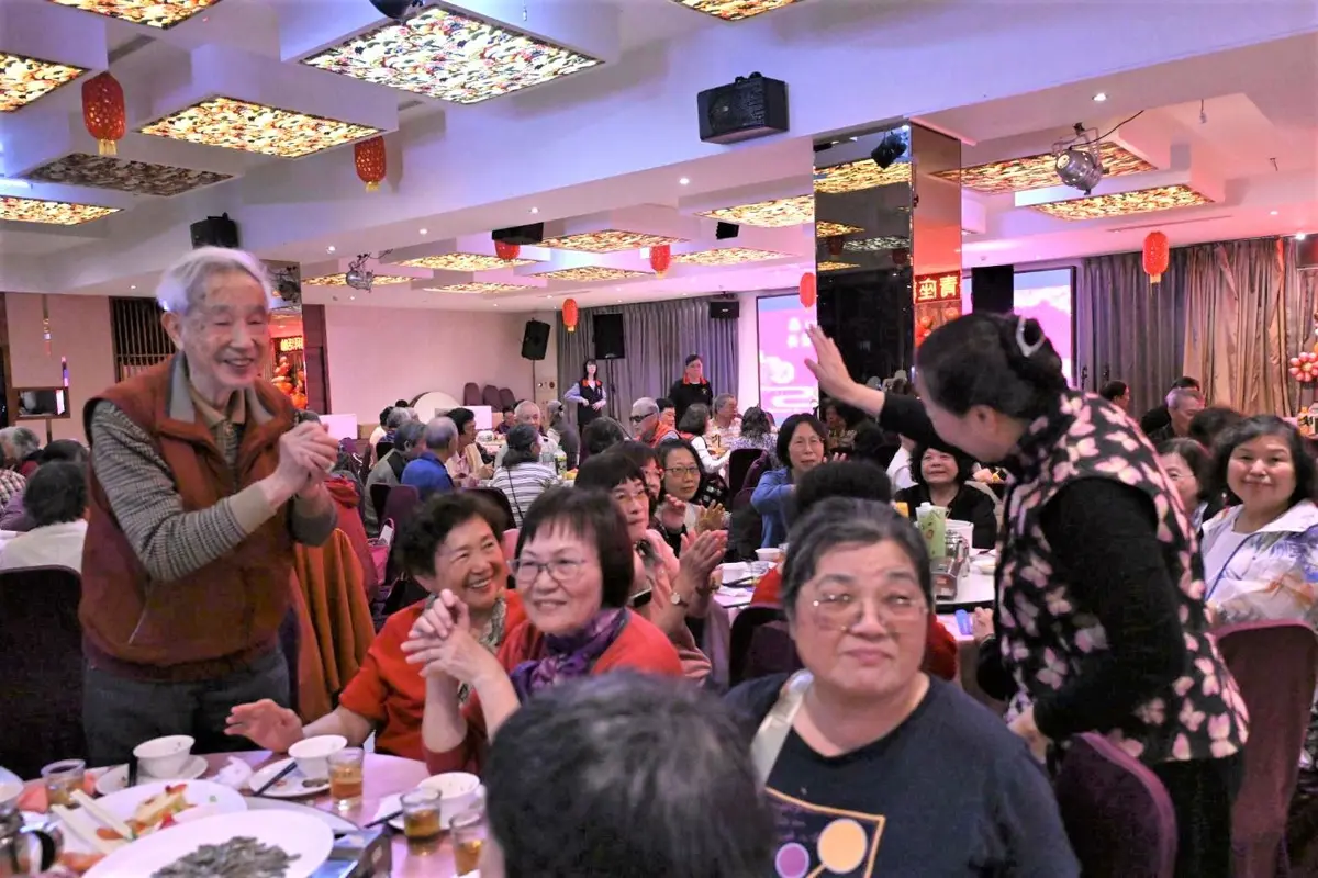 花蓮退休公僕新春團拜!縣長徐榛蔚親贈提燈福袋 現場溫馨互動不斷