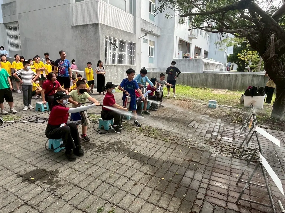 左營永清國小變身消防營！學童嗨玩滅火器、體驗「停趴滾」保命術