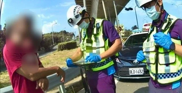 驚險!57歲翁精神不濟躺臥台61線 警消緊急救援化解危機