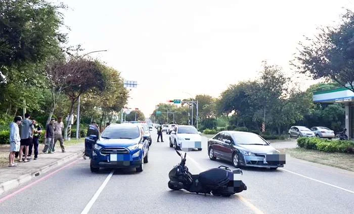金門環島北路連兩撞!2騎士受傷送醫,警方籲「慢看停」保平安