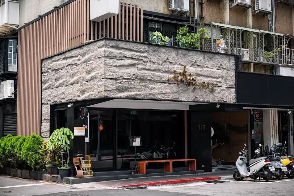 台北大安區二本松涮涮屋本館:專人桌邊代煮頂級和牛與活體海鮮