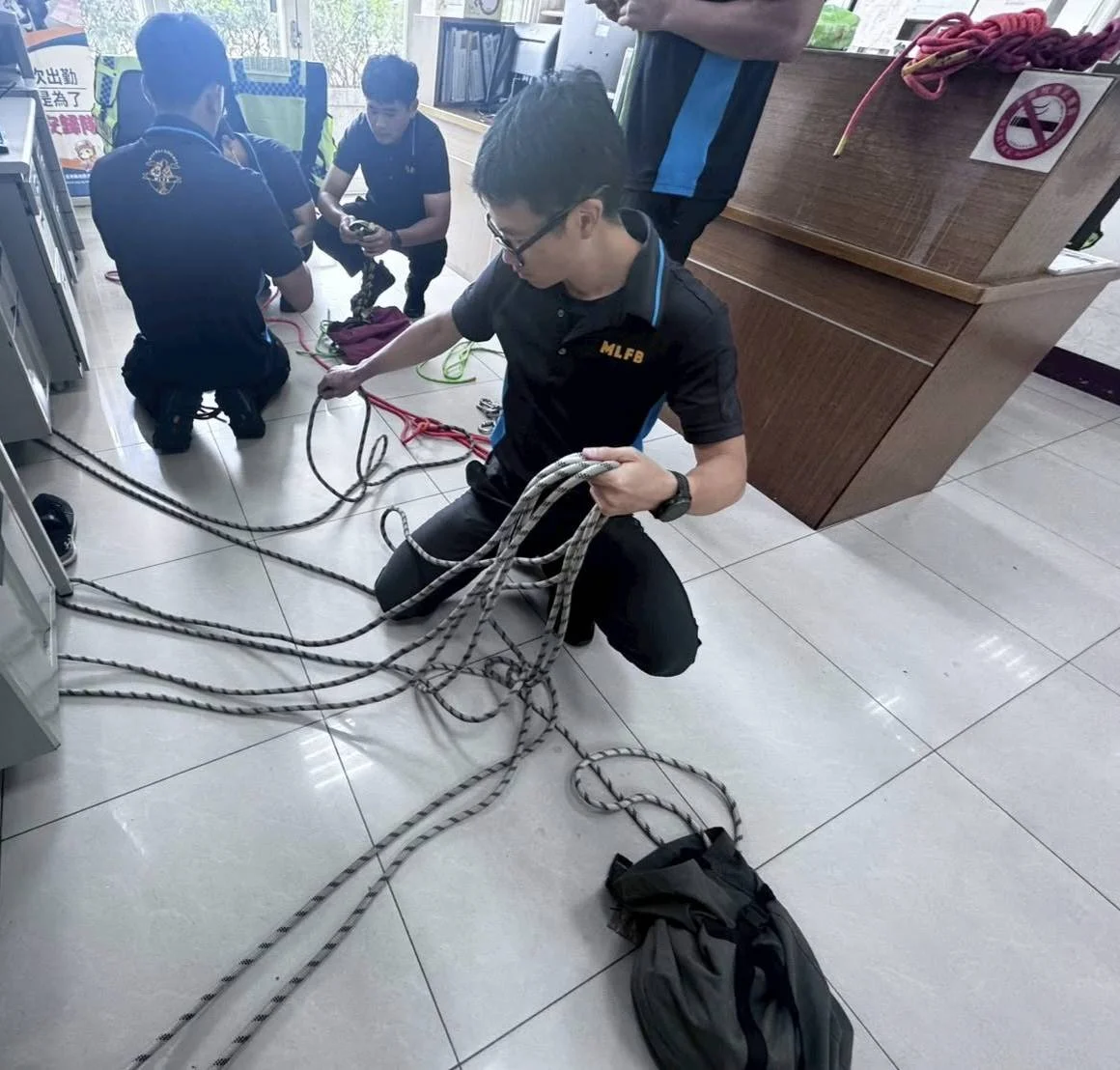 高樓救災不腿軟!苑裡消防隊實戰「繩索救援」直擊