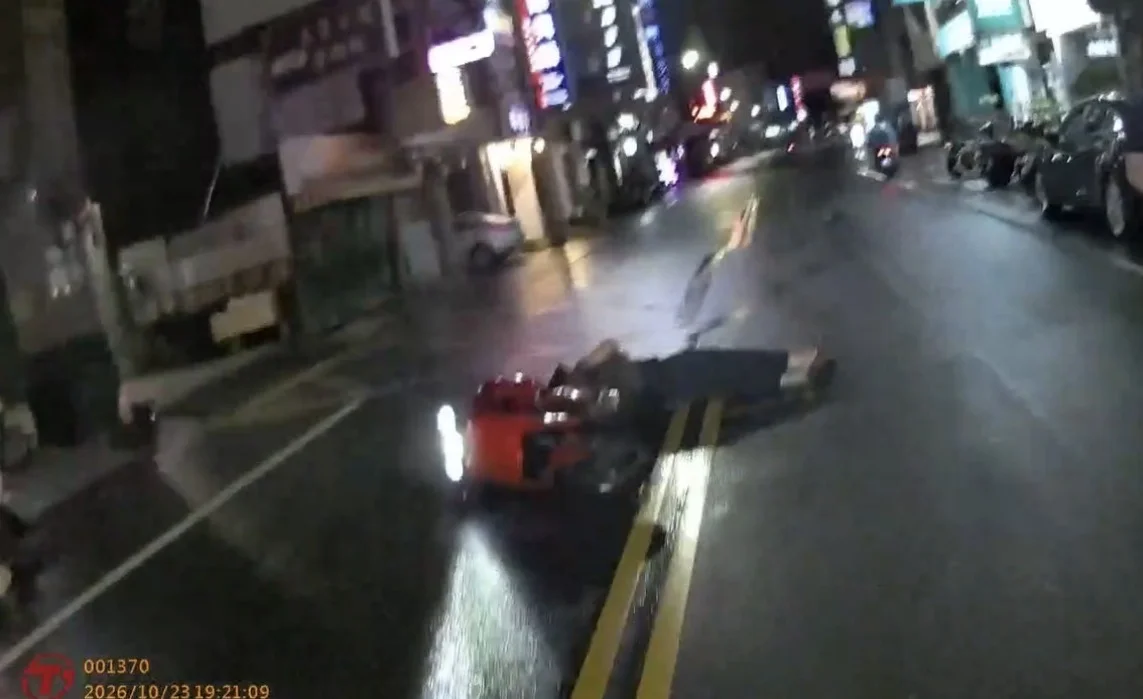 彰化市驚魂！47歲男颱風夜疑癲癇發作連車倒地，暖警機警救援