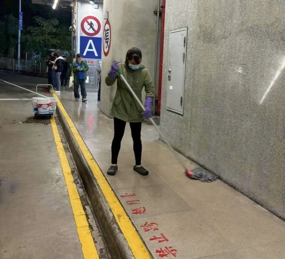元旦連假人潮湧現!台中車站加強清潔消毒 守護旅客安心迎新年