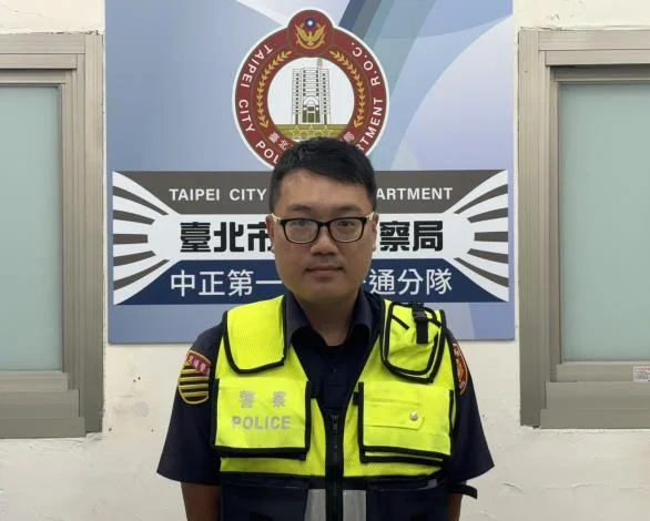 上班尖峰大塞車！公車拋錨卡市民高架 中正一警急救援化解危機
