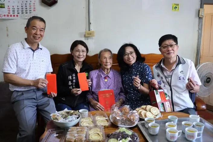 苗栗卓蘭4位百歲人瑞超硬朗!副縣長親訪送暖,104歲阿嬤秀日語、書法樣樣通