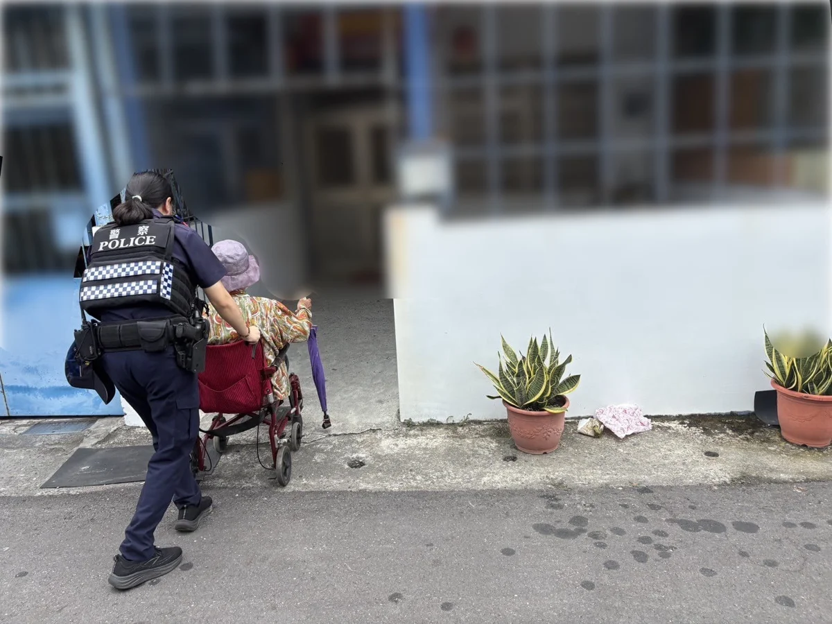 烈日下迷航!寶桑暖警急遞水 溫馨推輪椅護送阿嬤返家