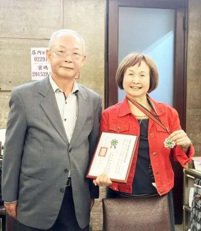 金門之光!作家牧羊女勇奪全國文藝獎章 科學家弟弟溫馨設宴慶賀