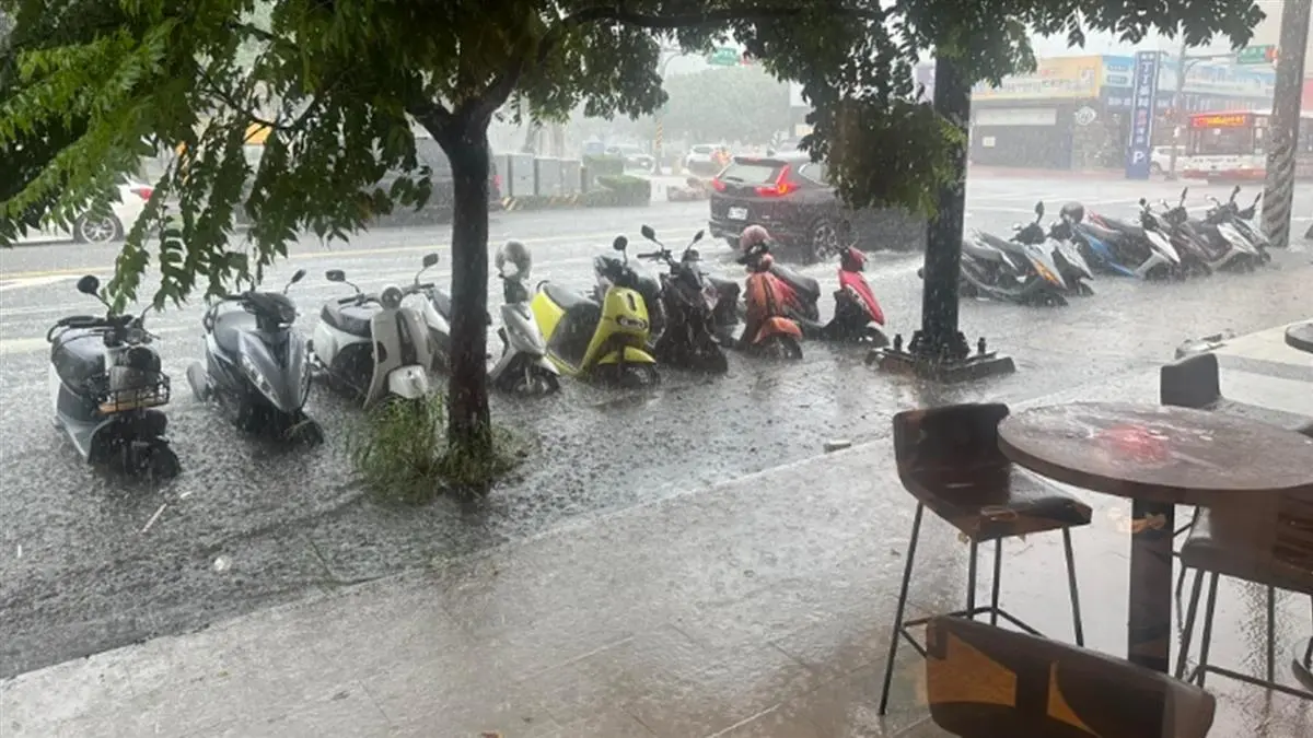 桃園八德雷雨不斷,街道現“半輪淹水”情況!