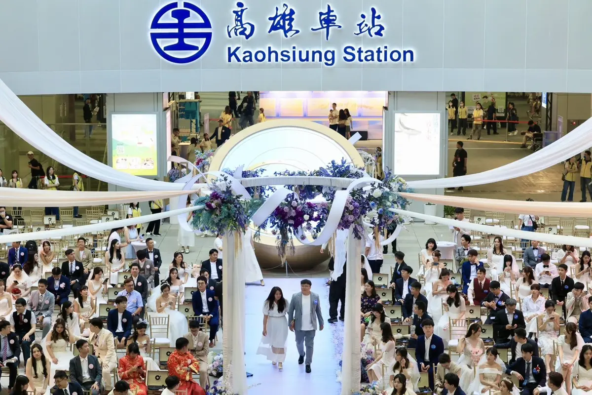 高雄車站變身浪漫禮堂!115對新人集團婚禮,陳其邁豪送10對東京機票