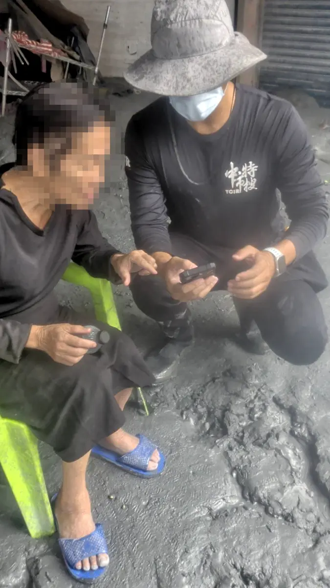 花蓮水災中的暖心一幕!台中特搜隊員遞上電話 讓受困母女連線報平安