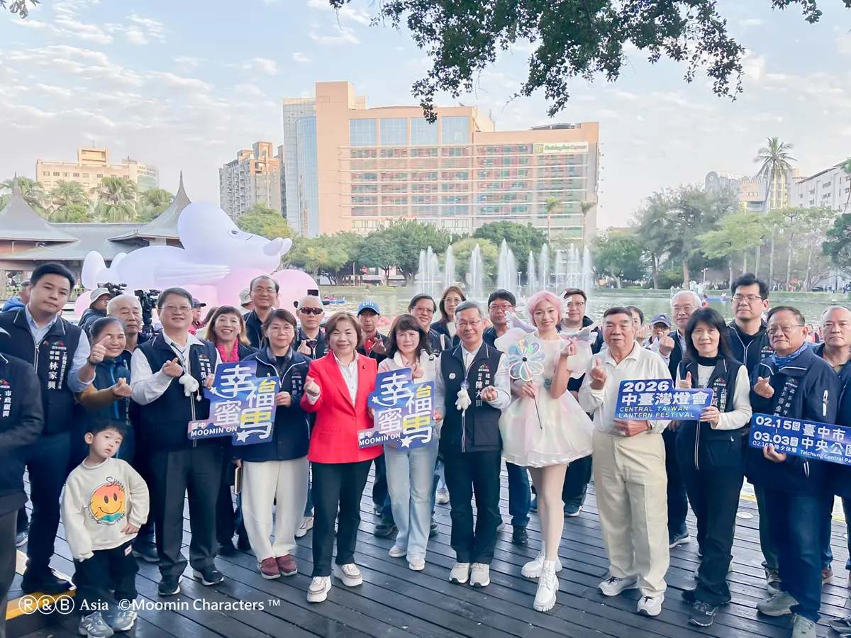 台中公園驚見「躺平姆明」!日月湖最新水上裝置萌翻,夜間點燈美到3月