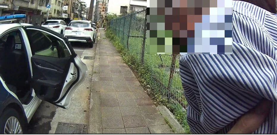 酷暑正午出門散步險中暑！內湖老翁體力不支癱坐路邊 暖警熱心民眾合力救援