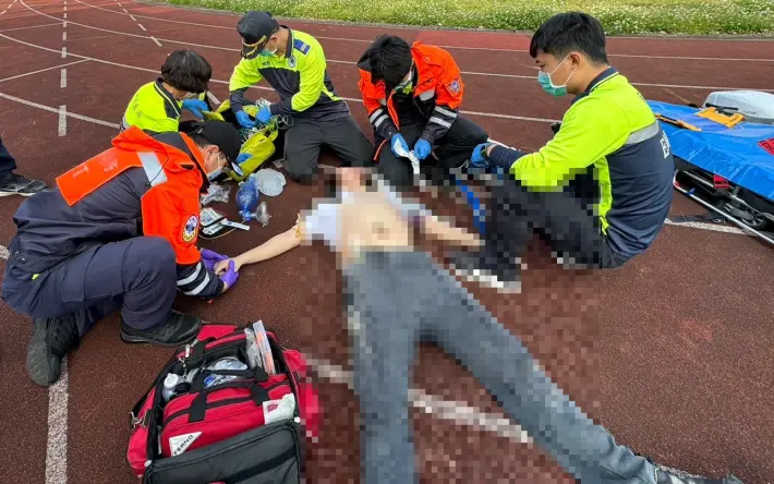 新埔高中生跑步倒地！師長CPR+AED電擊3次 鬼門關前救回一命