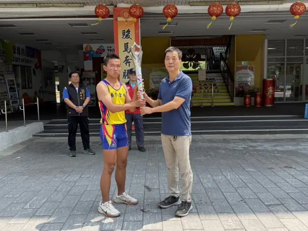 全中運聖火抵達台南!黃偉哲率金城國中田徑隊熱情迎接 誓言再創佳績