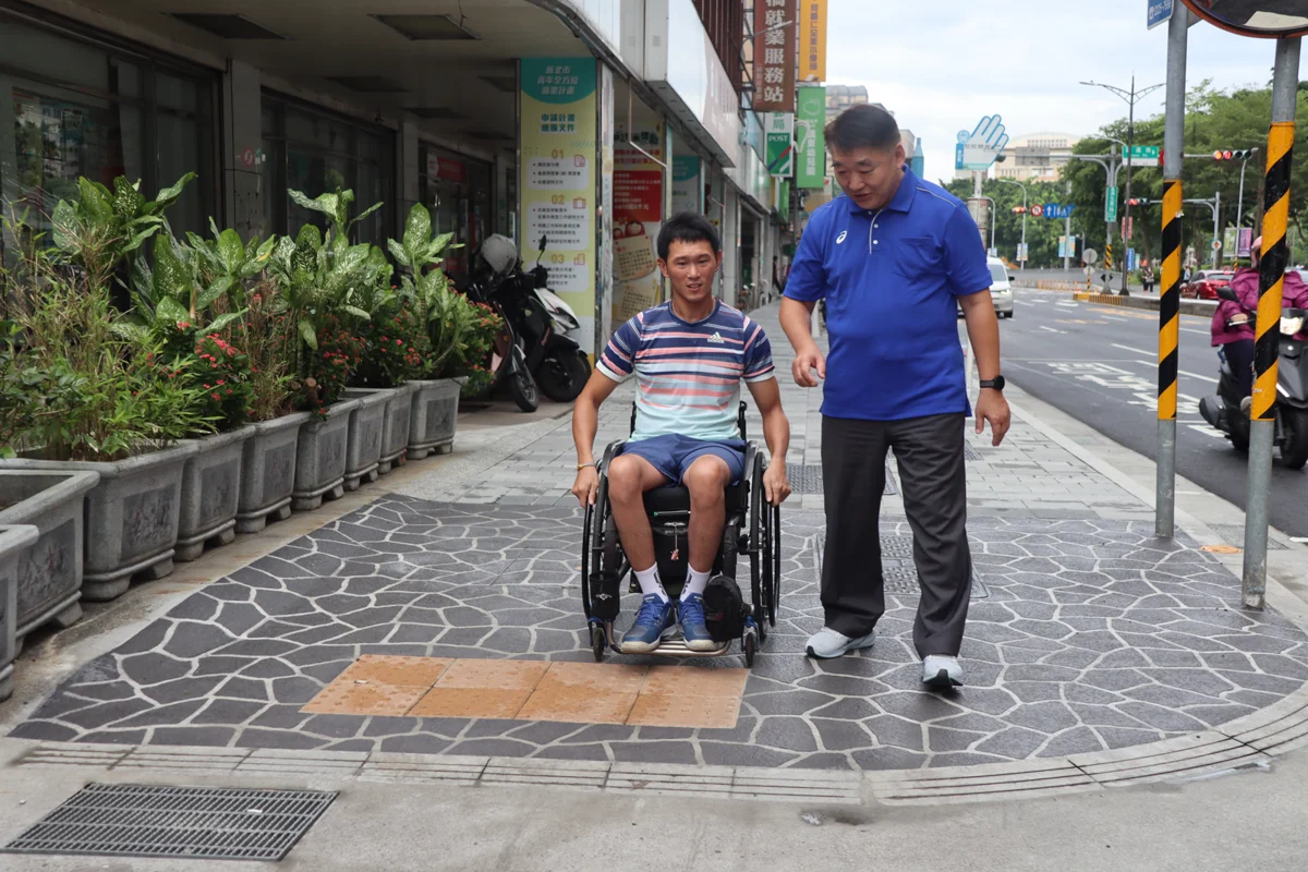 告別行人地獄!漢生東路人行道改善完工 940公尺無障礙空間大升級