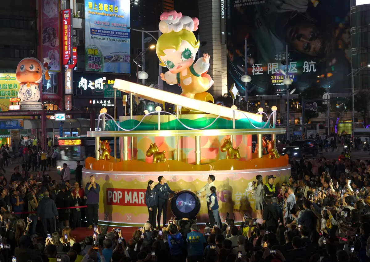 台北燈節西門展區點燈!8米高Baby Molly主燈秀登場,6大POP MART人氣IP引爆人潮