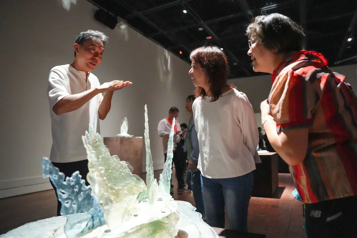 [必看展覽] 玻璃裂縫化作光之通道！黃錦堂個展《裂縫，行走的光》臺東美術館登場