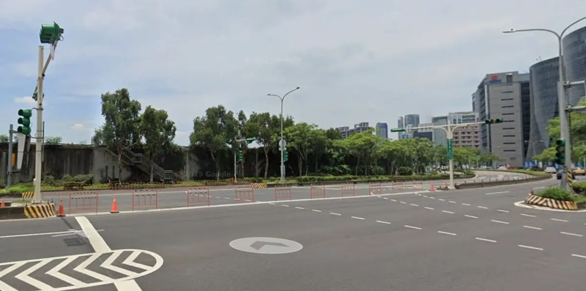 內湖通勤族注意!堤頂大道這路口「移動柵欄」12/1掰了,改採號誌管制