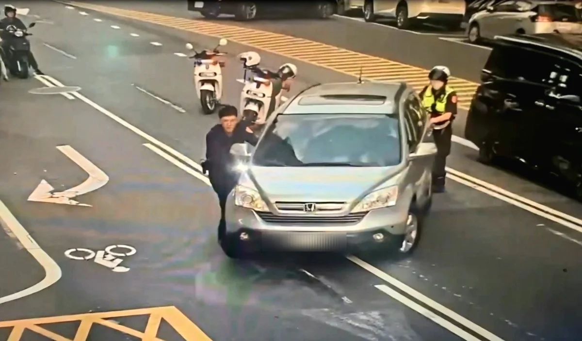 自小客車拋錨塞爆民生西路!大同警化身大力士推車解危機