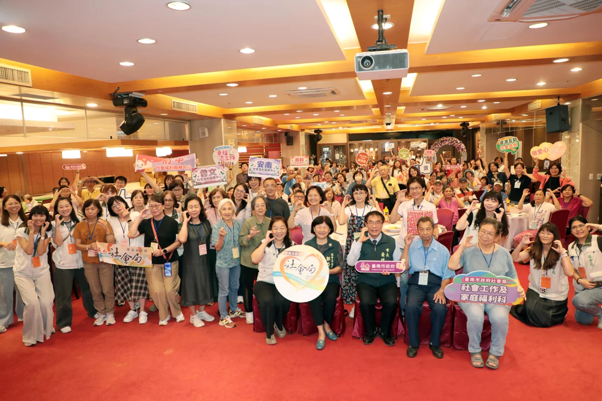 南市社福志工齊聚南科!市長黃偉哲表揚優秀志工 7旬嬤獲金質獎肯定