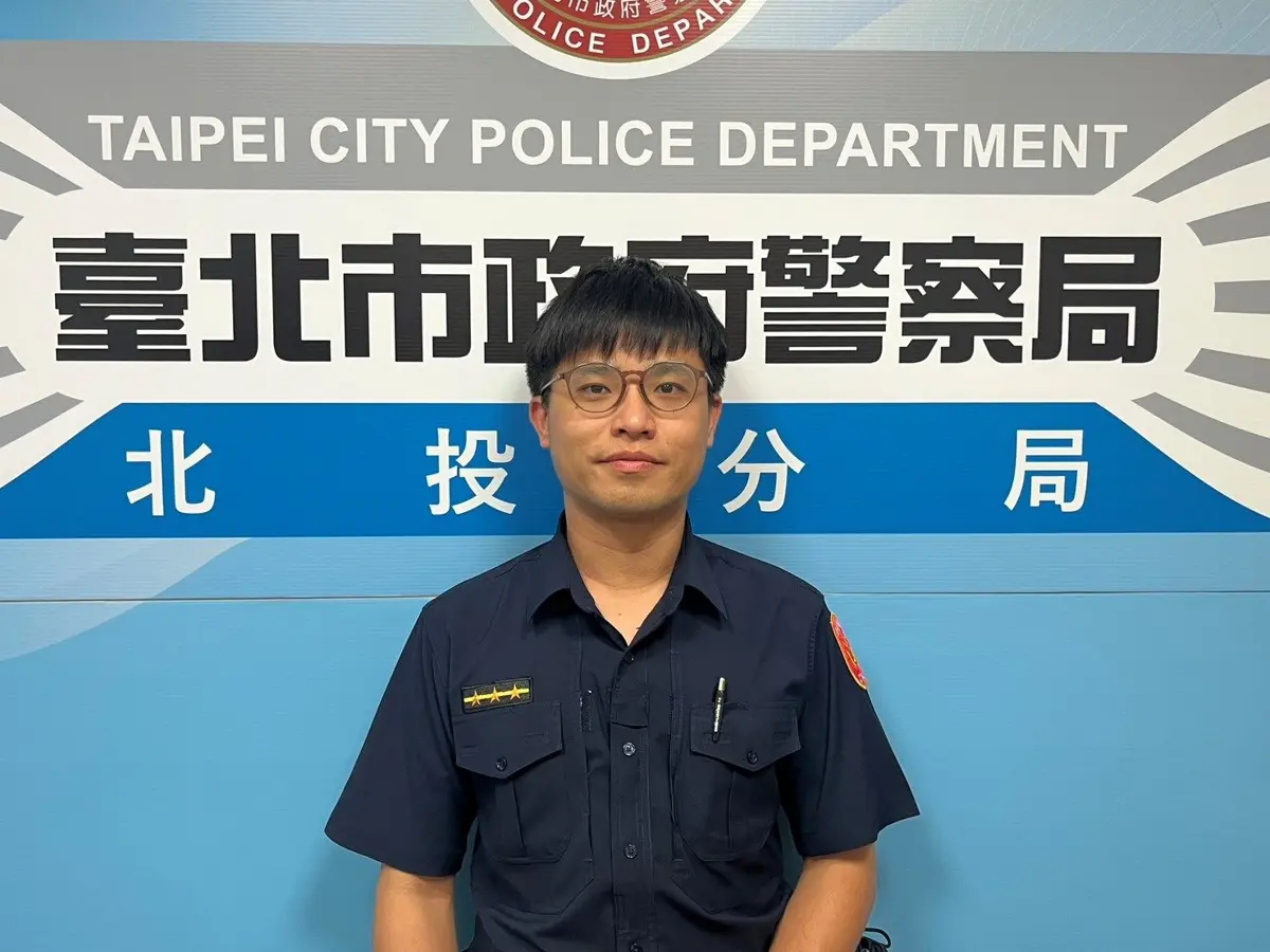 北投暖警!女騎士轉彎自摔 員警秒衝上前撐傘救援