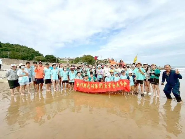 金門正義國小畢業生體驗「牽罟」!百人合力拉網重現百年傳統漁法