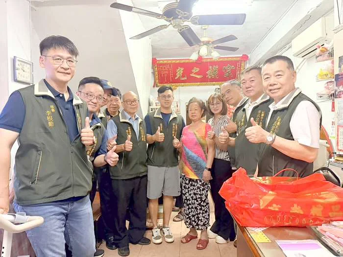 金湖鎮李氏宗親會中秋送暖!理事長李仁傳偕幹部走訪慰問傳遞祝福