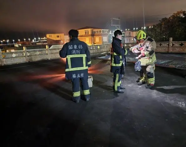 銅鑼廟宇深夜燒帆布飄濃煙!消防隊急出動 驚揭最高恐罰10萬