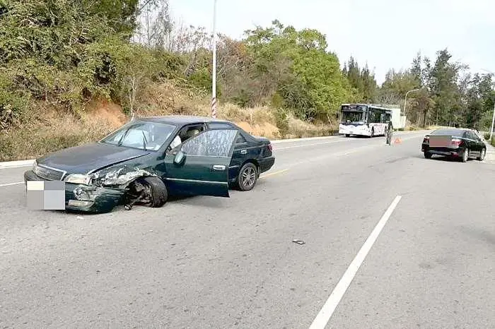 金寧環島北路驚魂!女駕駛恍神跨越雙黃線,對向來車攔腰撞上畫面曝光