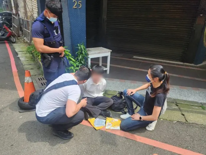 桃園市警成功阻止股市詐騙面交:犯罪嫌疑人選擇警局旁作為交易地點!