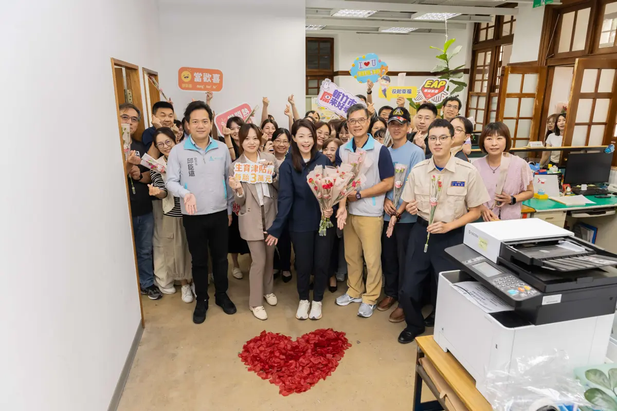 新竹市府母親節送暖!高虹安發康乃馨,再加碼百元禮券員工嗨翻