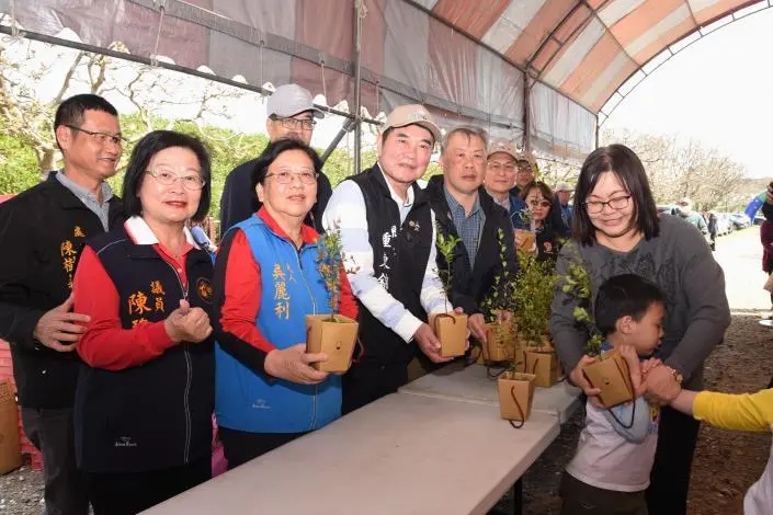 竹南植樹節送2千株樹苗!縣長鍾東錦親手種樹,宣示為教育「百年樹人」