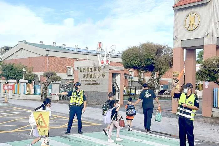 開學日交通不打結!金門警啟動「護童專案」守護學童平安上下學