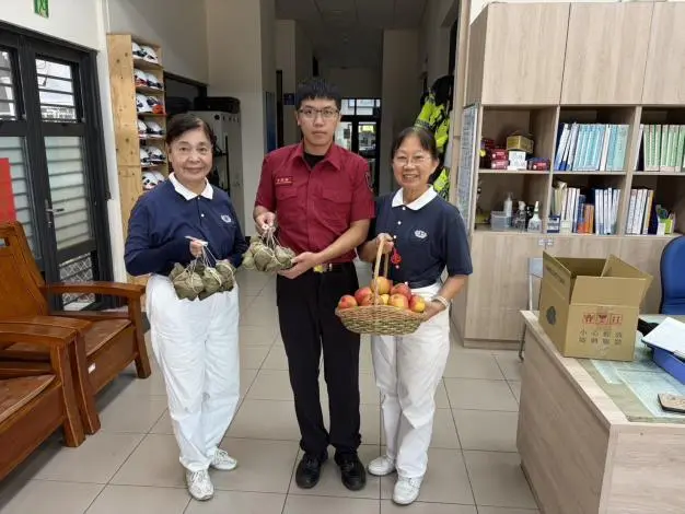 端午前夕暖心一幕！慈濟志工現身卓蘭消防隊，送上「蘋安」素粽慰勞打火英雄