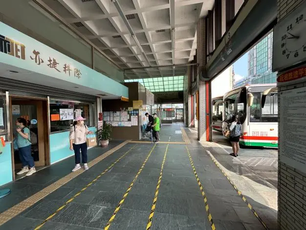 苗栗亦捷客運無預警罷駛!薪資爭議釀通勤混亂 縣府介入後中午已復駛