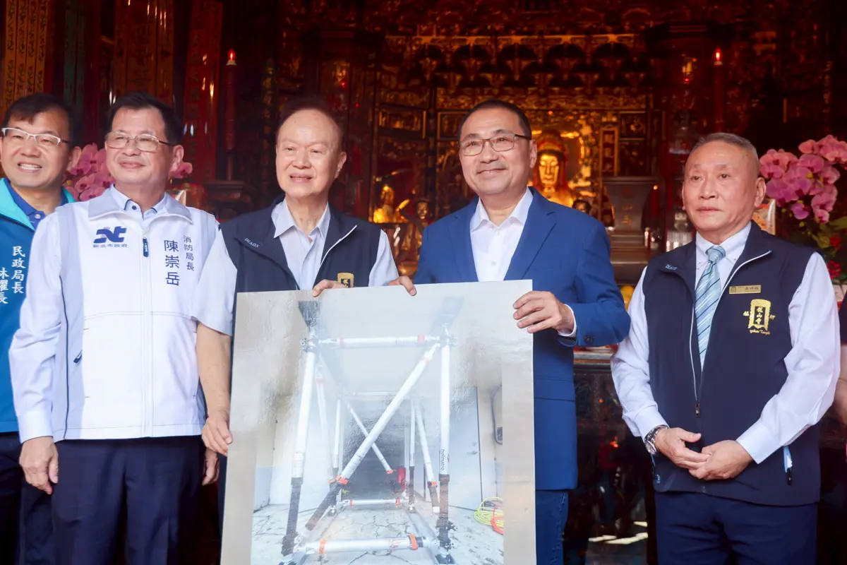 艋舺龍山寺豪捐850萬!新北消防局添購震災、潛水利器,侯友宜親贈感謝狀