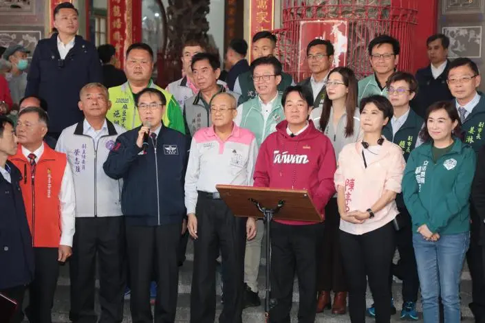 賴清德春節首站現身麻豆!代天府參香發福袋,現場人龍擠爆廟埕